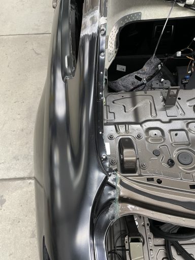 Nahtlose, glatte Metalloberfläche eines Fahrzeugs mit sichtbarem Unterboden.